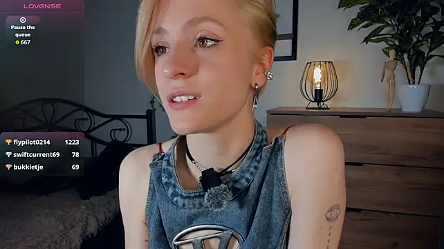JanettePerro - to tease with shorts