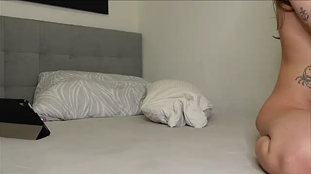 Carlycrush_ - STRIP IN DESSOUS + 4 MIN TOY CONTROL