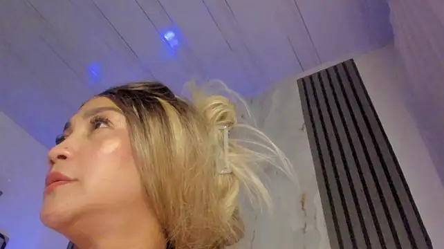 Aishathornee - 5 minutes of distraught with your queen