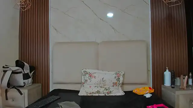 queenstarhy Adlı Modelin Canlı XXX Sohbeti