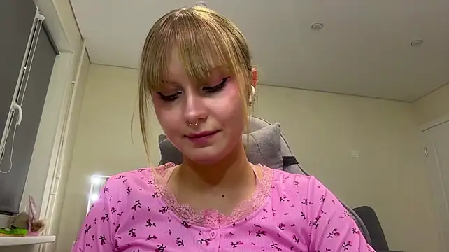 NelliGilbert - Unbutton the button on the sweater