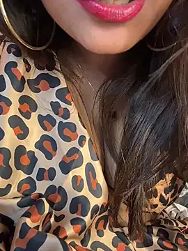 DevineDevilQueen Adlı Modelin Canlı XXX Sohbeti