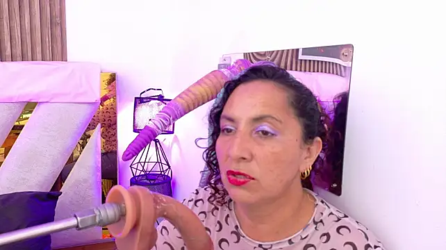 Chat +18 de Luna_Naughty1 ao vivo