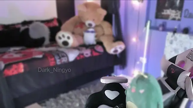 Dark_ningyo1 élő XXX-chatje