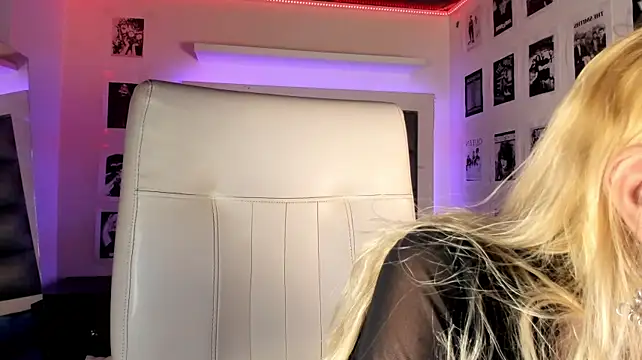 adhalee_js' Live XXX Chat