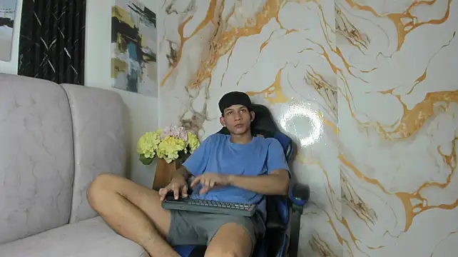 צ'אט XXX בשידור חי של SUMMER_BOY