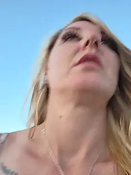 SheIsSomething Chat XXX live