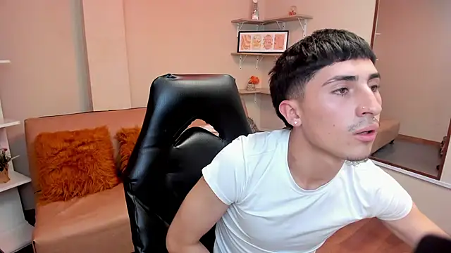 Benji23_ Live XXX-Chat