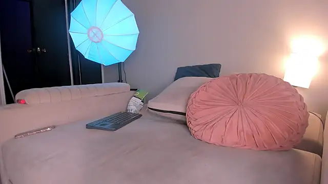 Kitty_miaa - oil my ass and shake her closeup