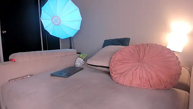 Kitty_miaa - oil my ass and shake her closeup