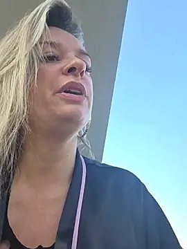 SpicyVicky - Squirt sur la porte du voisin