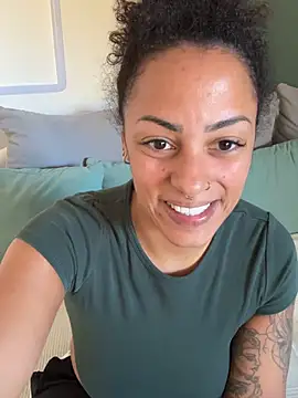 Chat XXX ao vivo de SweetPetiteNoir