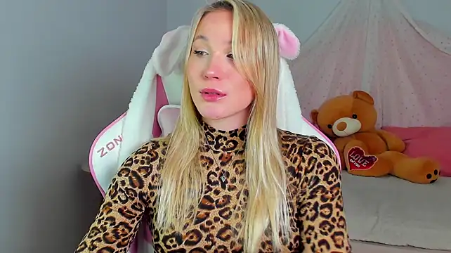 XXX chat uživo modela ElaraVoltage