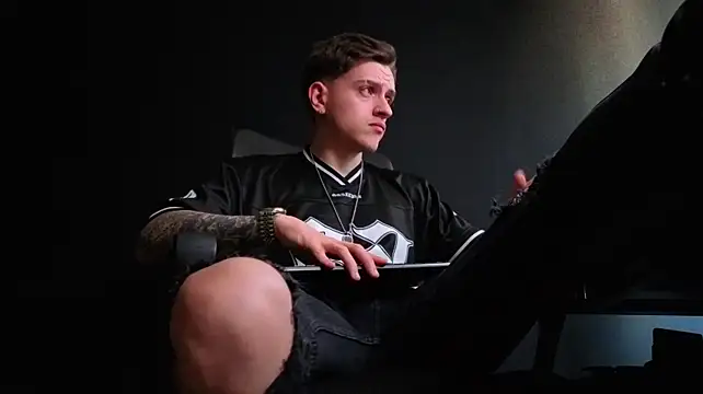 Chat +18 de FelixStarkk ao vivo