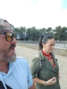 Caro252 - Montre mes seins sur le pont