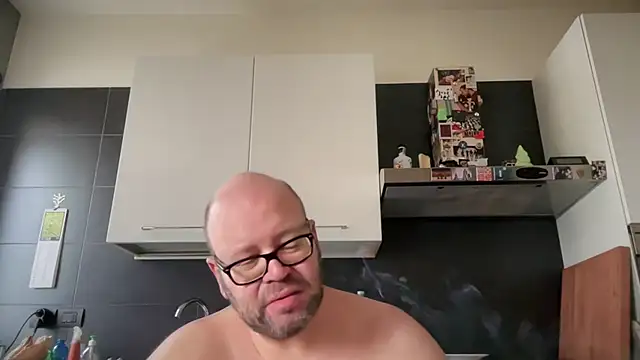 צ'אט XXX בשידור חי של theitalianbear