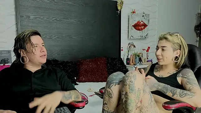 צ'אט XXX בשידור חי של inkedsinners_