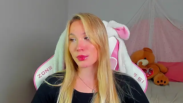 ElaraVoltage Adlı Modelin Canlı XXX Sohbeti