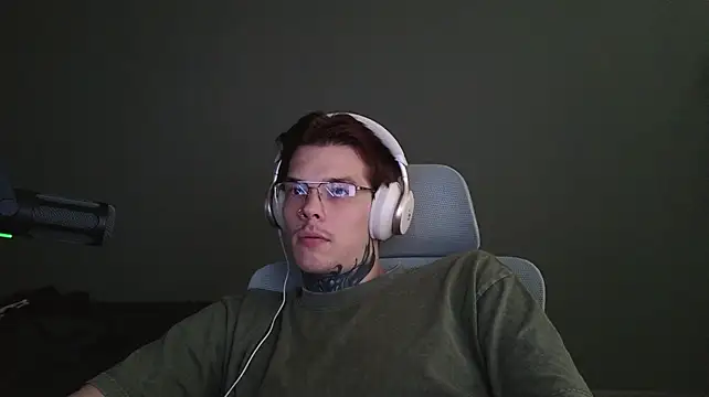 DENIS_HERE: διαδικτυακό σόου στην κάμερα