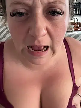 Poppyshaw_ - Boobs out 5 Mins 🥹