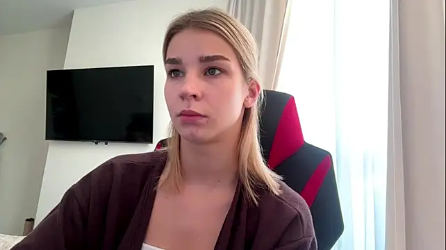 PickmeGirl - Blow kiss close to cam