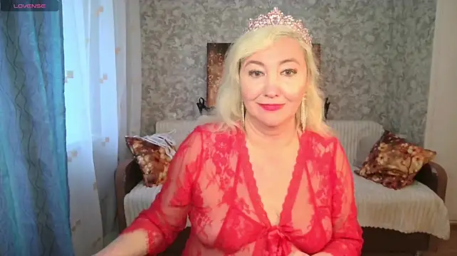 LadyKriss - I'm sexy on the couch