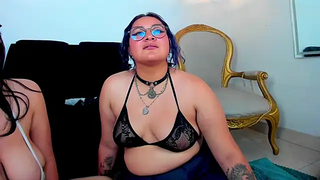 Liily_Foxxy - FINGERS PUSSY WHILE KISSING