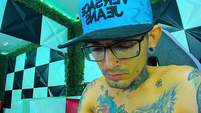 XXX chat uživo modela Boy_tatto77
