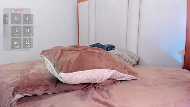 Mia_boobs24 - Turn your back + wag your tail slowly