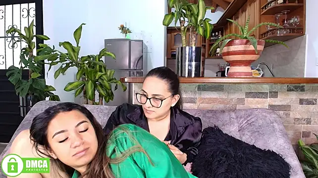 Jules_n_Gia Chat XXX live