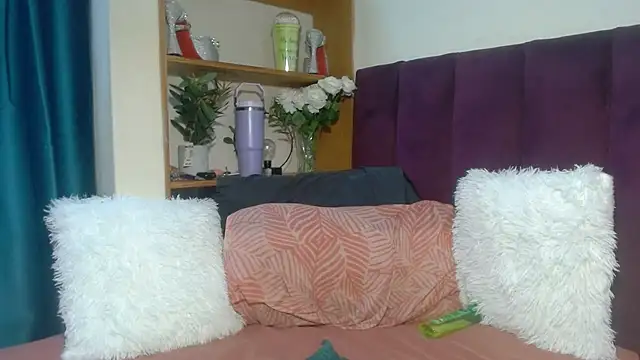 Juicy-luciey - give me that volcano and make me squirt