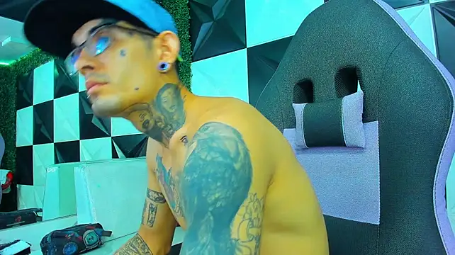 Boy_tatto77: απευθείας συνομιλία ΧΧΧ