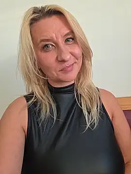 Chat +18 de KaylinJan ao vivo