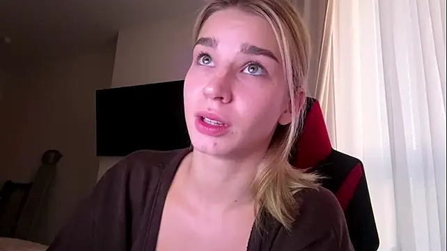PickmeGirl - Blow kiss close to cam