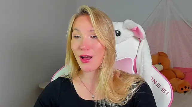 ElaraVoltage élő XXX-chatje