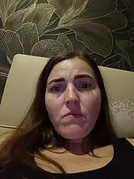 Chat +18 de MilaMature ao vivo