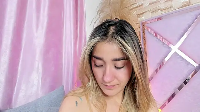 Lucy_davies - Striptis + lovense x 8 min