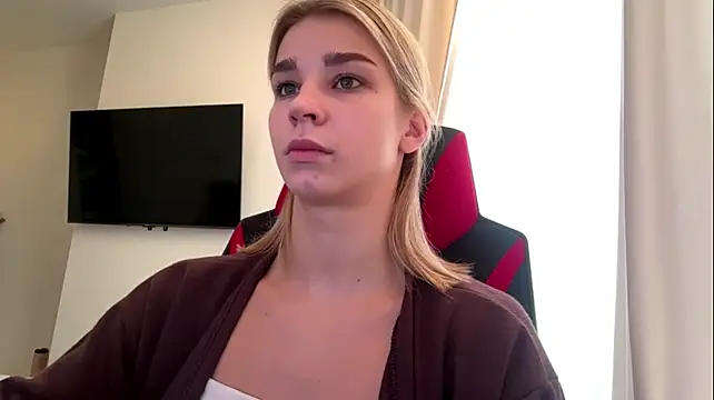 PickmeGirl - Blow kiss close to cam