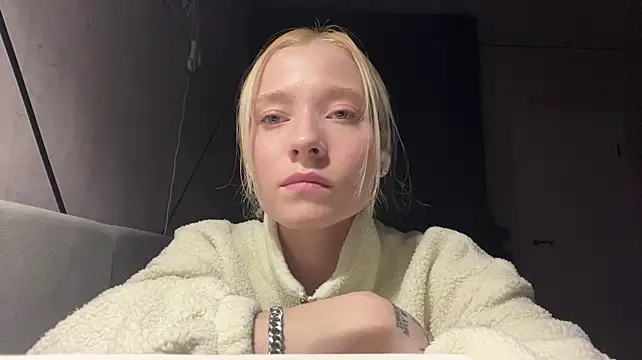 NakeshaKellett - Air kisses to start