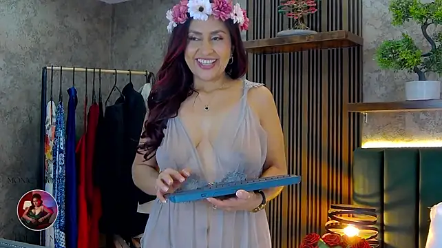 MonicaMoret's Live XXX Chat