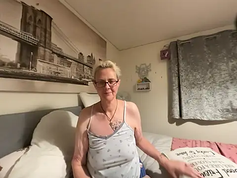 Curvy-Jinx's Live XXX Chat