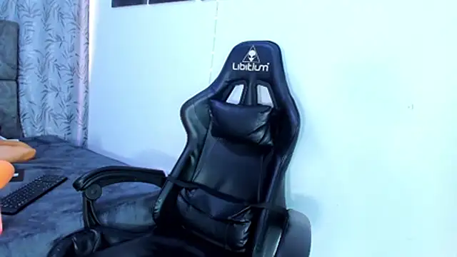 DarellTheseo live XXX chat