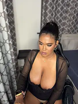 Emii_Love Adlı Modelin Canlı XXX Sohbeti