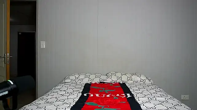 ChloeReddy 即時 XXX 聊天