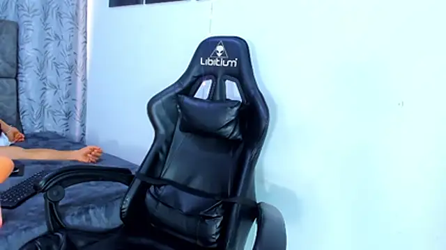 DarellTheseo's Live XXX Chat