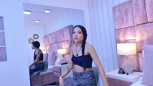 MiaLaure Live XXX-chat