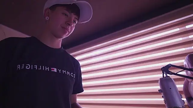 XXX chat uživo modela tommy_blue