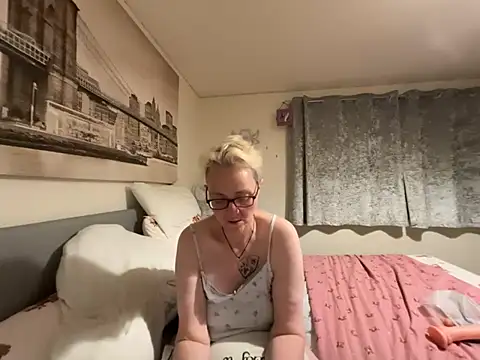 Curvy-Jinx élő XXX-chatje