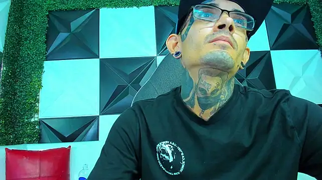 Boy_tatto77 XXX чат на живо