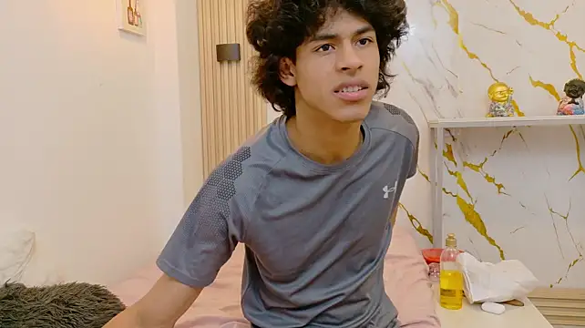 Zayn_Fox32 Adlı Modelin Canlı XXX Sohbeti